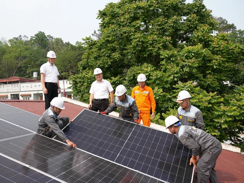 Dùng Điện Mặt Trời Có Làm Hư Máy Lạnh Không?